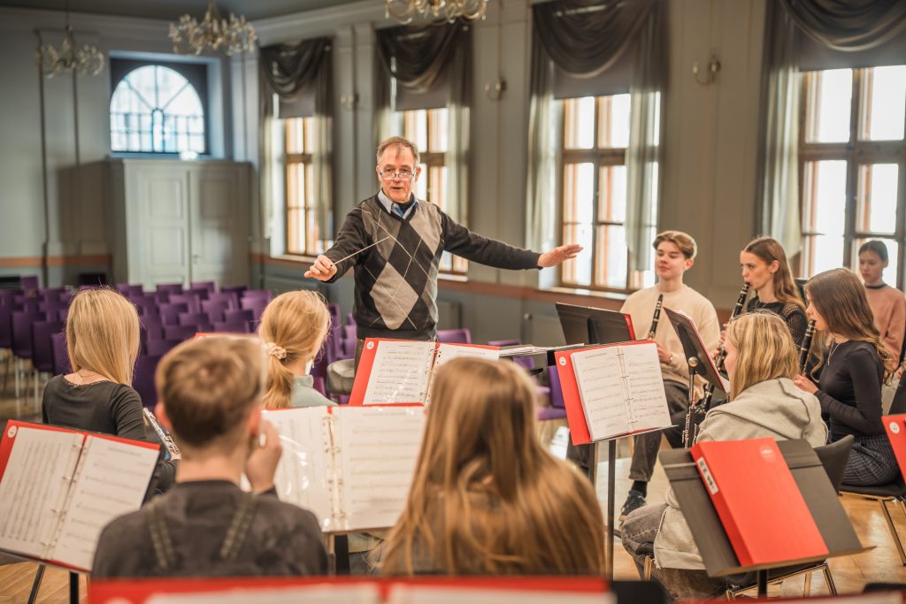 viesdiriģents Berts Langelera (Bert Langeler)