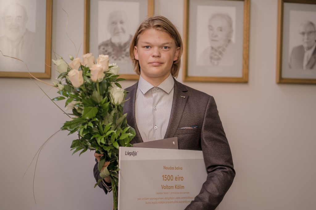 Liepājas Valsts 1. ģimnāzijas absolvents Valts Kālis