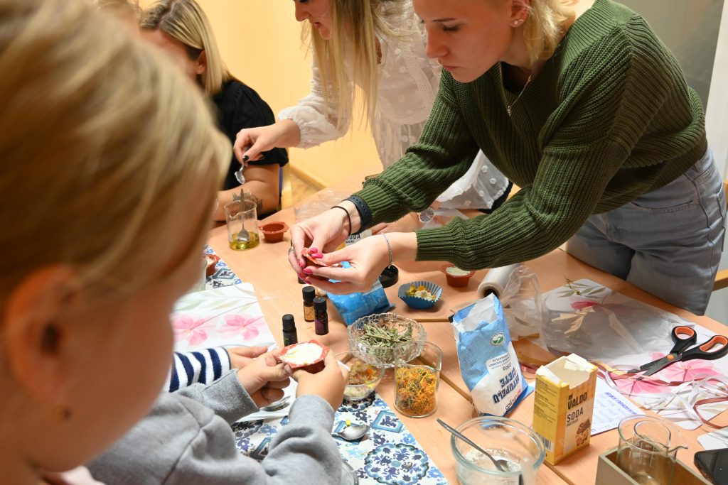 Jaunieši veic eksperimentus