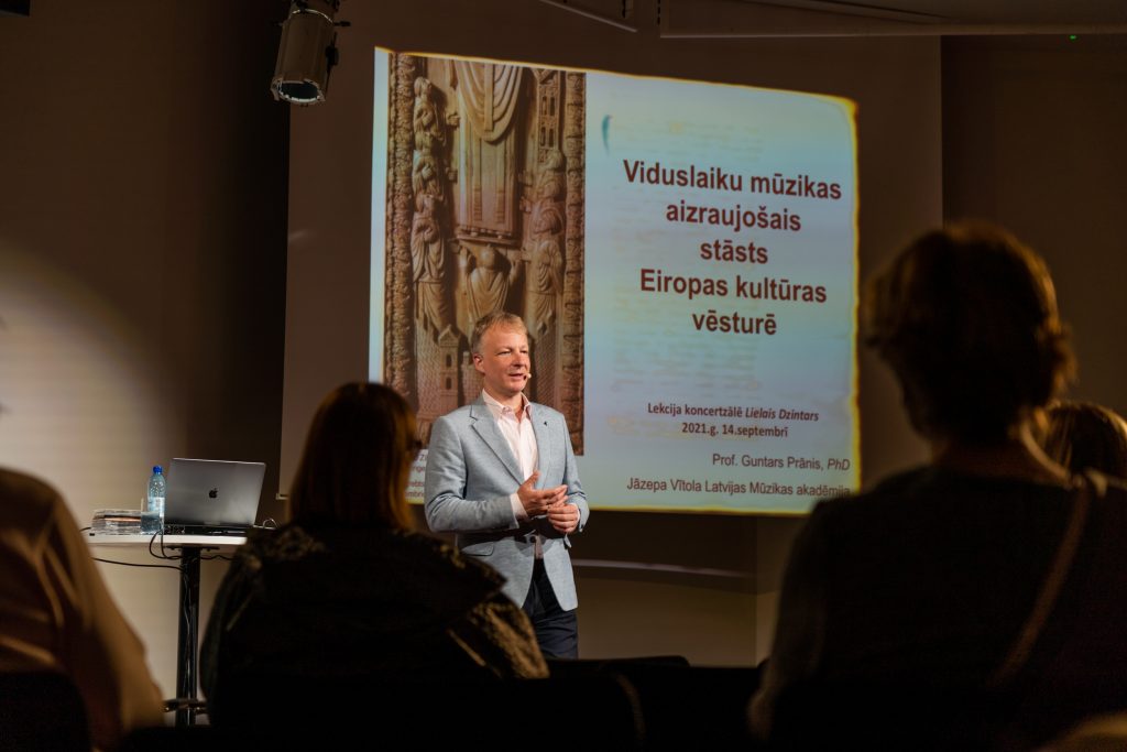 Kungs uz skatuves vada lekciju
