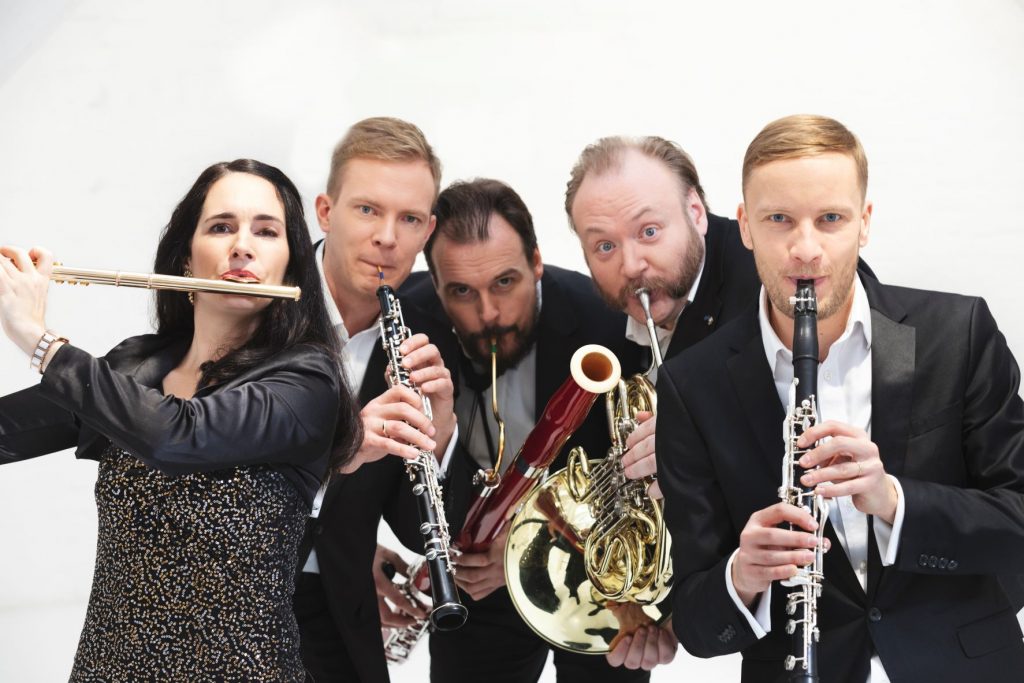 Pieci cilvēki ar mūzikas instrumentiem