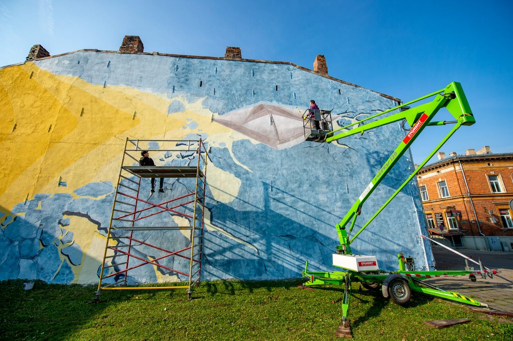 Lielformāta gleznojums uz mājas siena, zilos un dzeltenos toņos