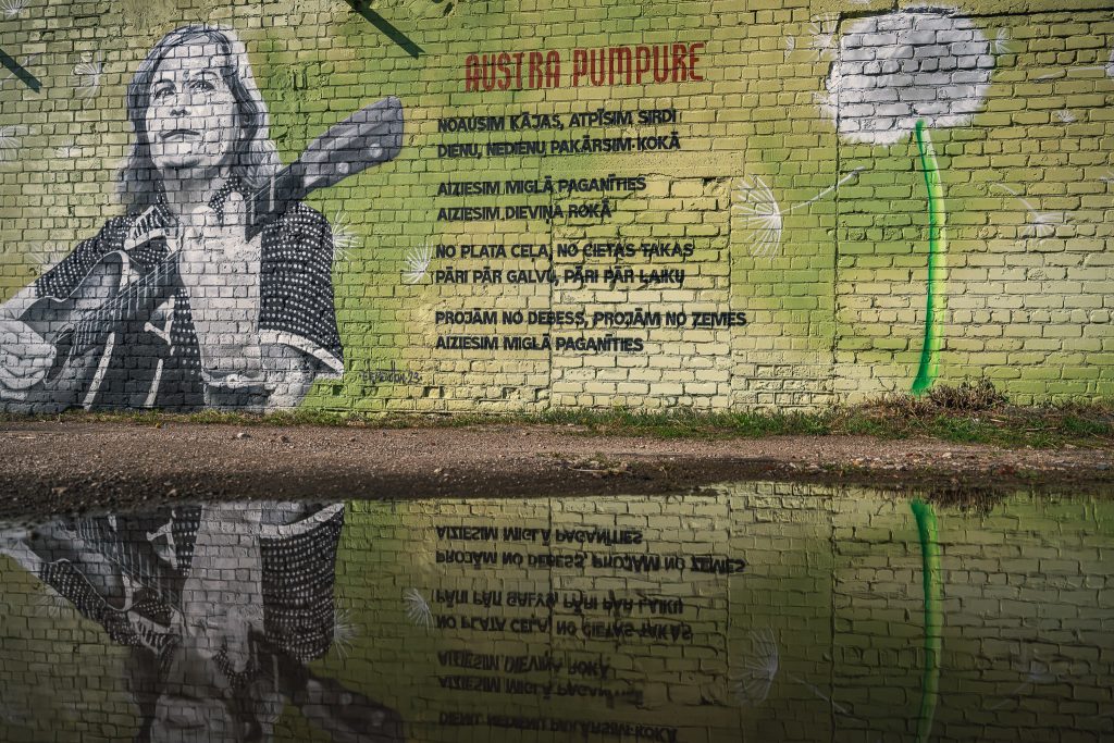 Dziesminieces Austras Pumpures portrets rotā sienu līdzās Liepājas teātrim