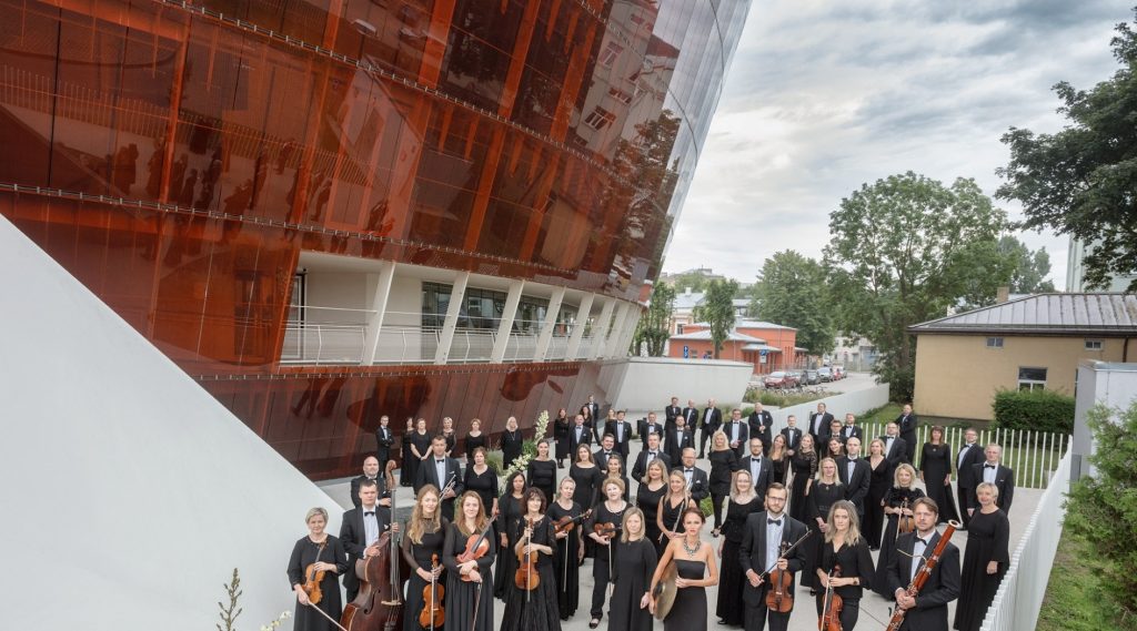 Liepājas Simfoniskā orķestra mūziķi pie koncertzāles "Lielais dzintars"