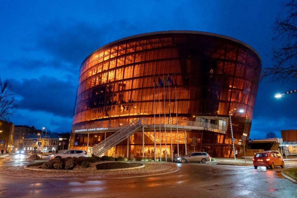 Izgaismota koncertzāles "Lielais dzintars" ēka
