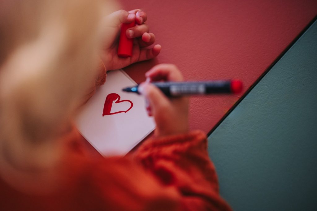 Bērns zīmē sirsniņu