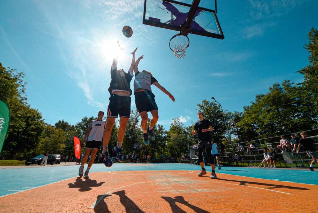 Norisinās cīņa zem basketbola groza