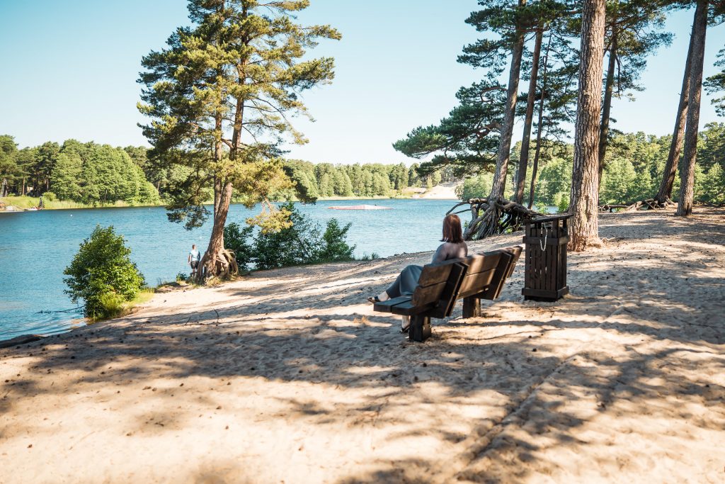 Zilā karoga peldvietā Beberliņos uzlabota atpūtas infrastruktūra