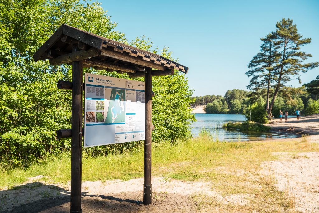 Zilā karoga peldvietā Beberliņos uzlabota atpūtas infrastruktūra