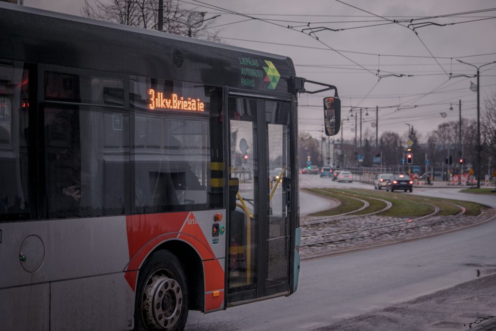 Pasažieru autobuss Liepājas ielās