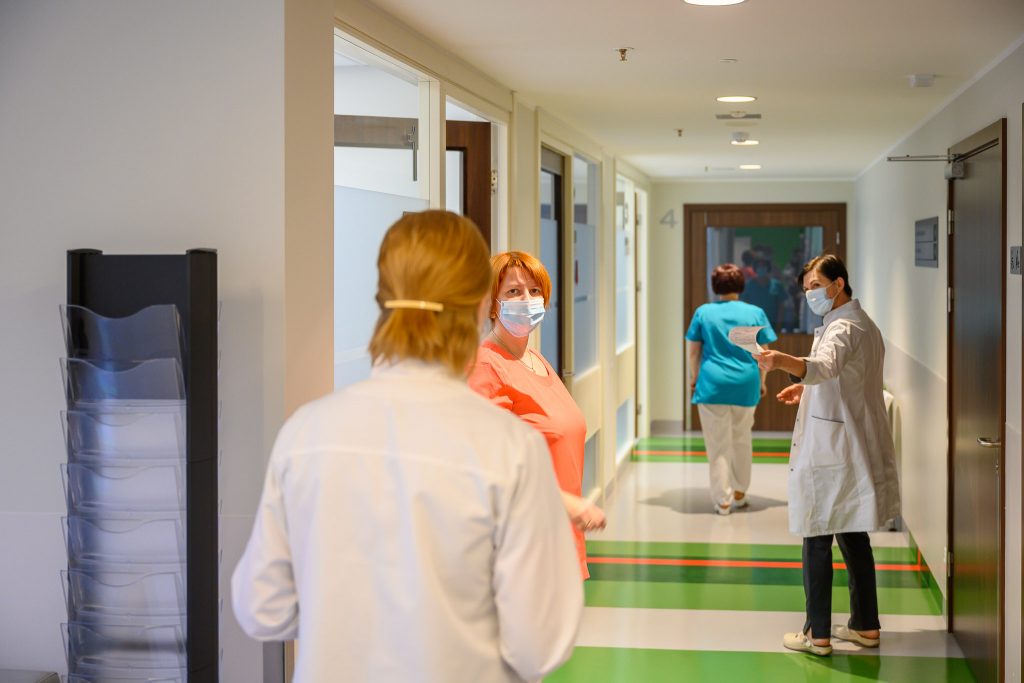 Četri ārsti slimnīcas telpās