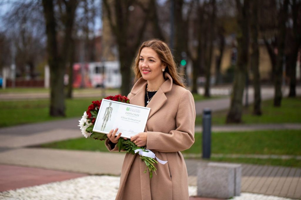 Liepājas pilsētas pašvaldības administrācijas Vides, veselības un sabiedrības līdzdalības daļas vadītāja Elīna Tolmačova saņem balvu "Cilvēka izaugsmei"