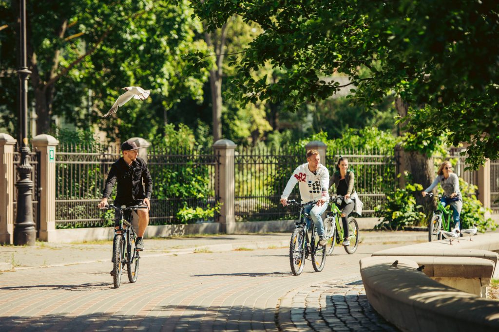 Jūrmalas parkā ģimene braukā ar velosipēdiem