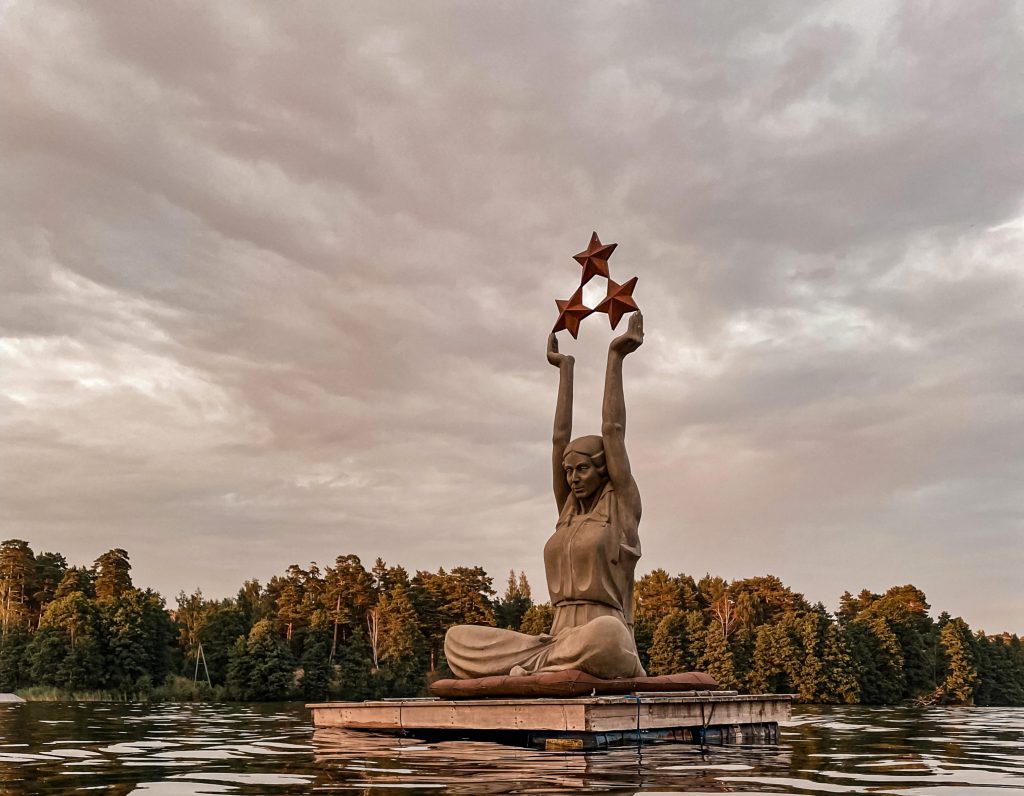 skulptūra ar nosaukumu ”Brīvību Brīvībai”