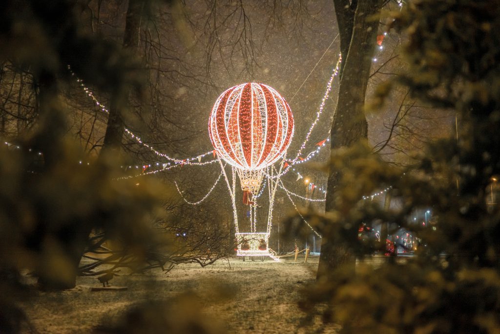 Izgaismots Ziemassvētku gaisa balons