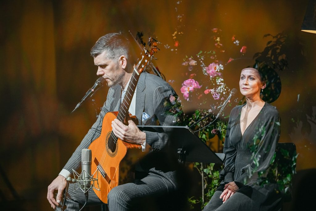 Divi mākslinieki uz skatuves