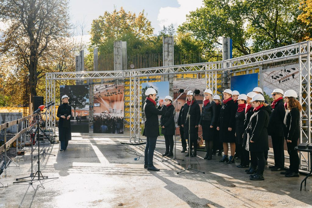 Tiek ielikts pamatakmens Koncertdārzam “Pūt, vējiņi!”