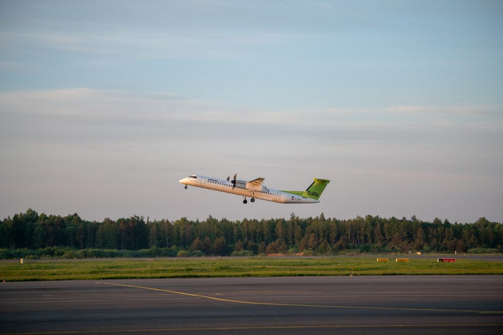 Airbaltic lidmašīna paceļas no skrejceļa