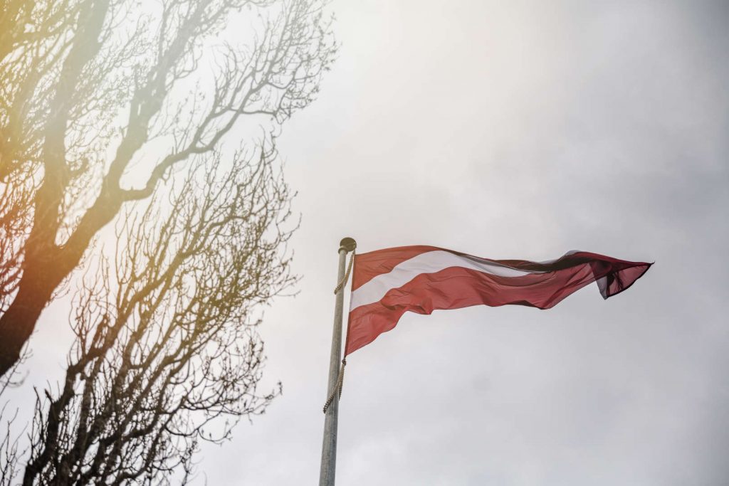 Plīvo Latvijas karogs