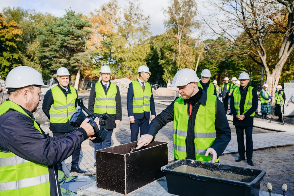 Tiek ielikts pamatakmens Koncertdārzam “Pūt, vējiņi!”