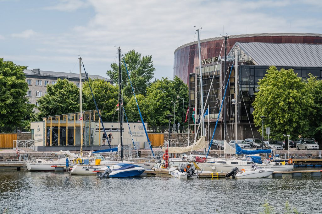 Liepājas Jahtu ostā atkal plīvo Zilais karogs