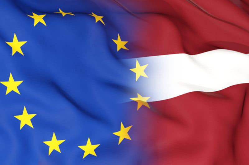 Eiropas Savienības un Latvijas karogi
