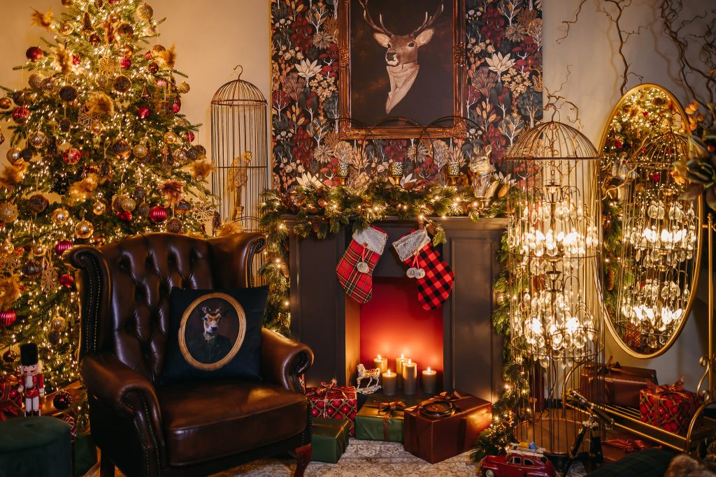 Ziemassvētku noskaņās iekārtota istaba
