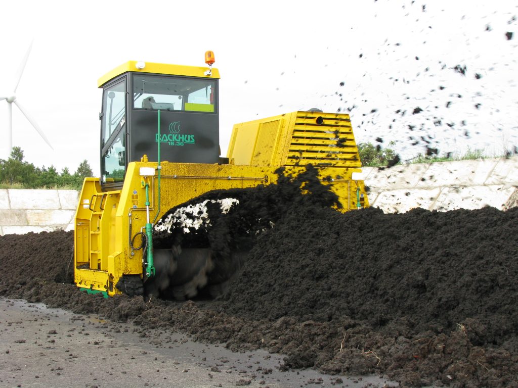 Traktors pārkrauj kopostu