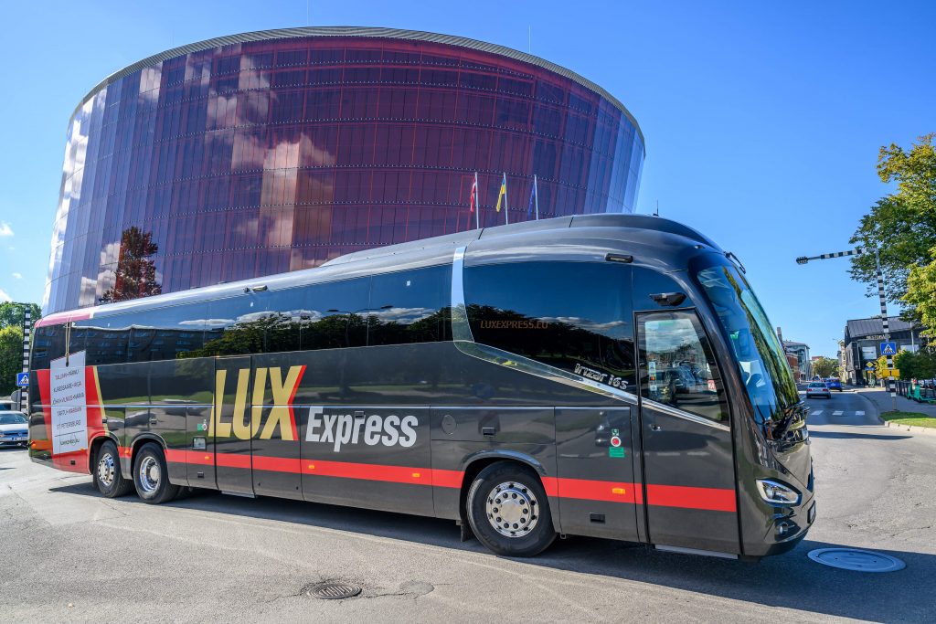 LuxExpress autobuss pie koncertzāles Lielais dzintars