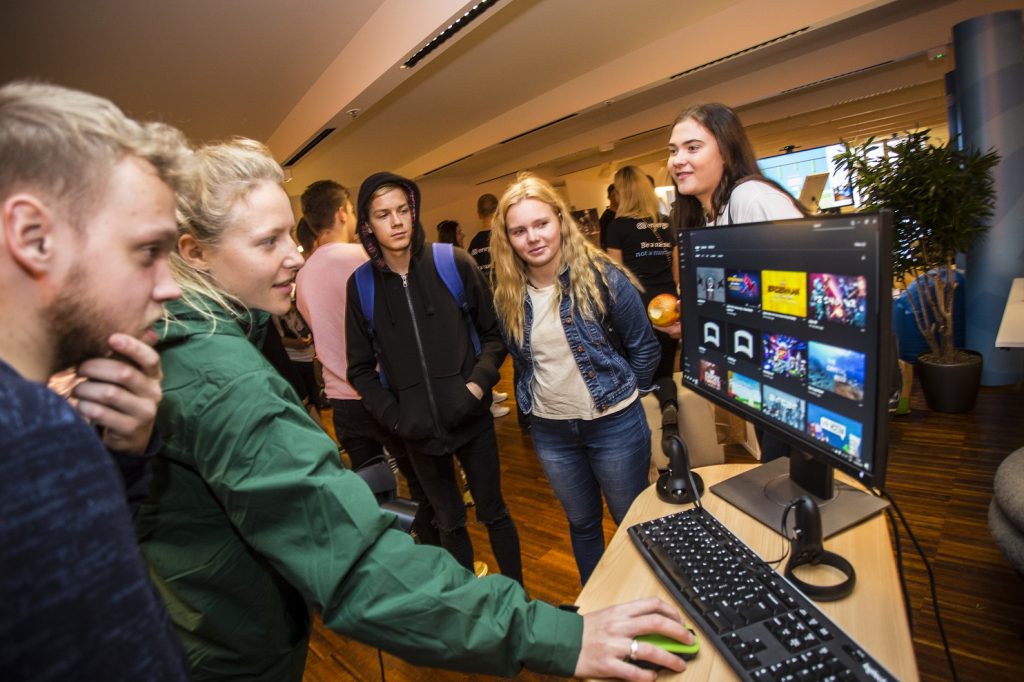 Jaunieši vēro datora ekrānu