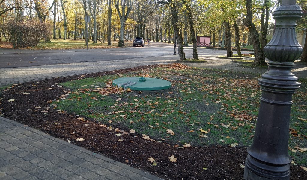 Jūrmalas parka celiņi un zaļā zona, zem kurām atrodas jaunie lietus ūdens savākšanas tīkli un sūkņu stacija