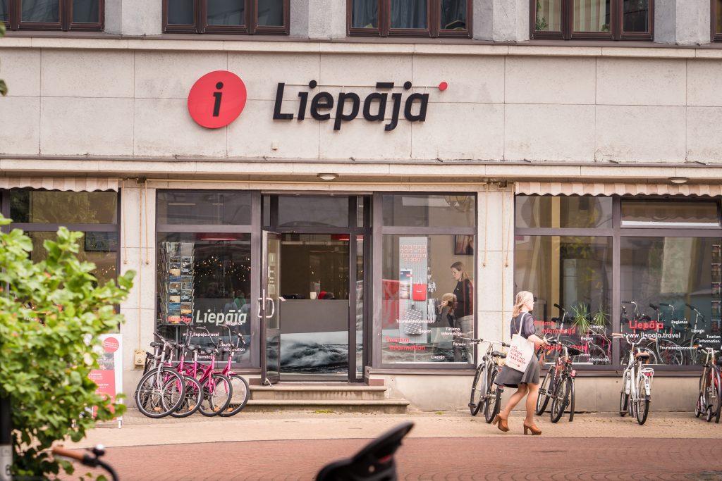 Ēka tuvplānā ar uzrakstu Liepāja