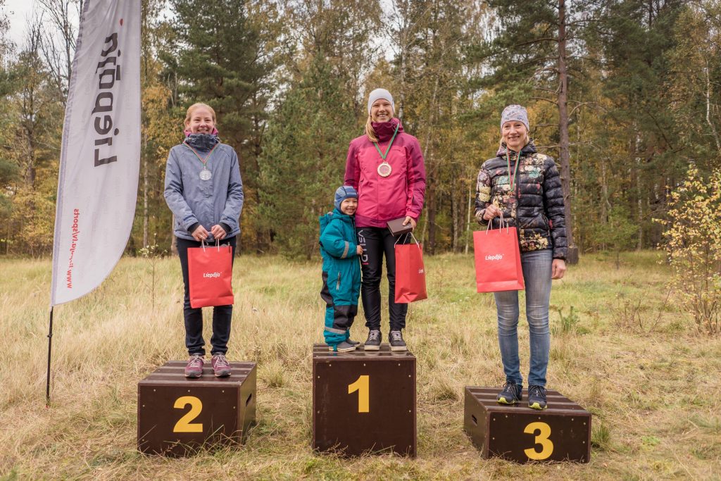 Trīs sievietes uz goda pjedestāla orientēšanas sacensībās