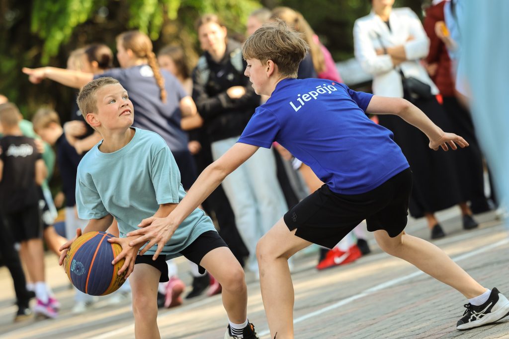 Bruģa bumbas dalībnieki cīnās par bumbu zem groza