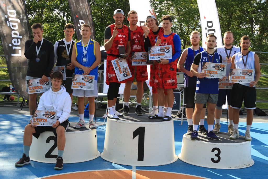 Notiek Bruģa bumbas apbalvošanas ceremonija