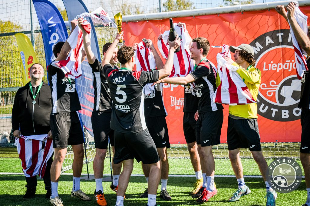 Futbolisti līksmo par uzvaru