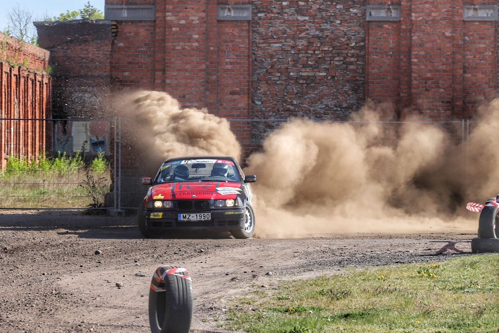 Rallija mašīna smilšu mākonī