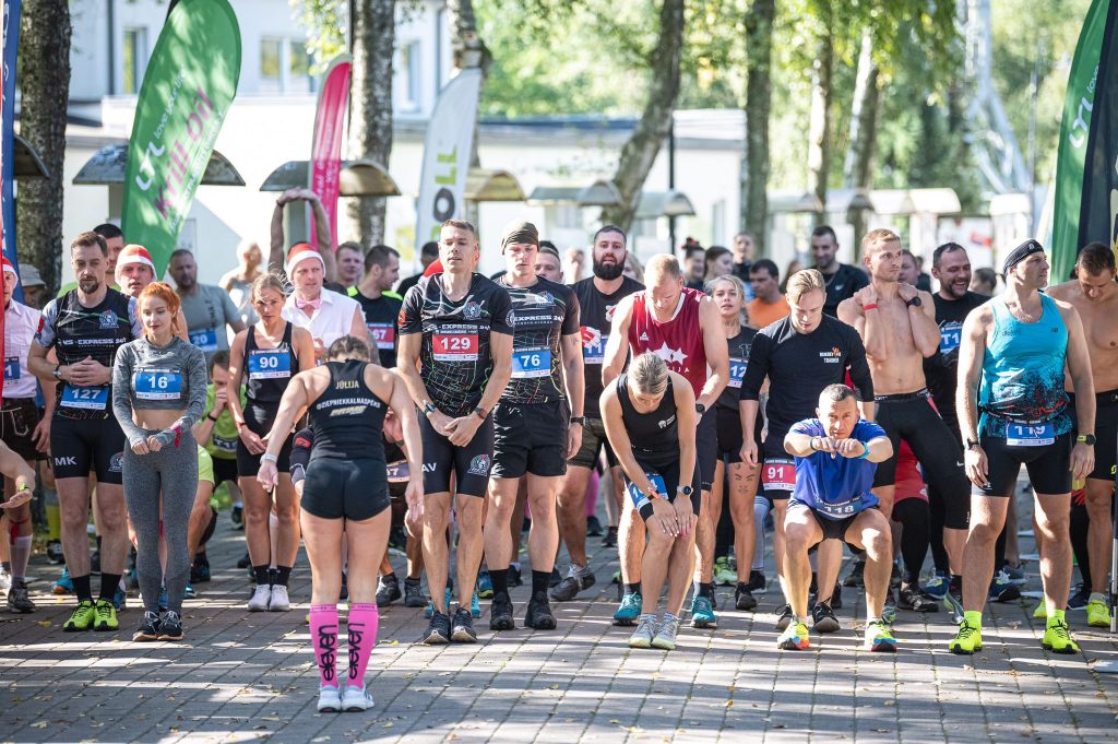 Drosmes skrējiens dalībnieki uz starta līnijas