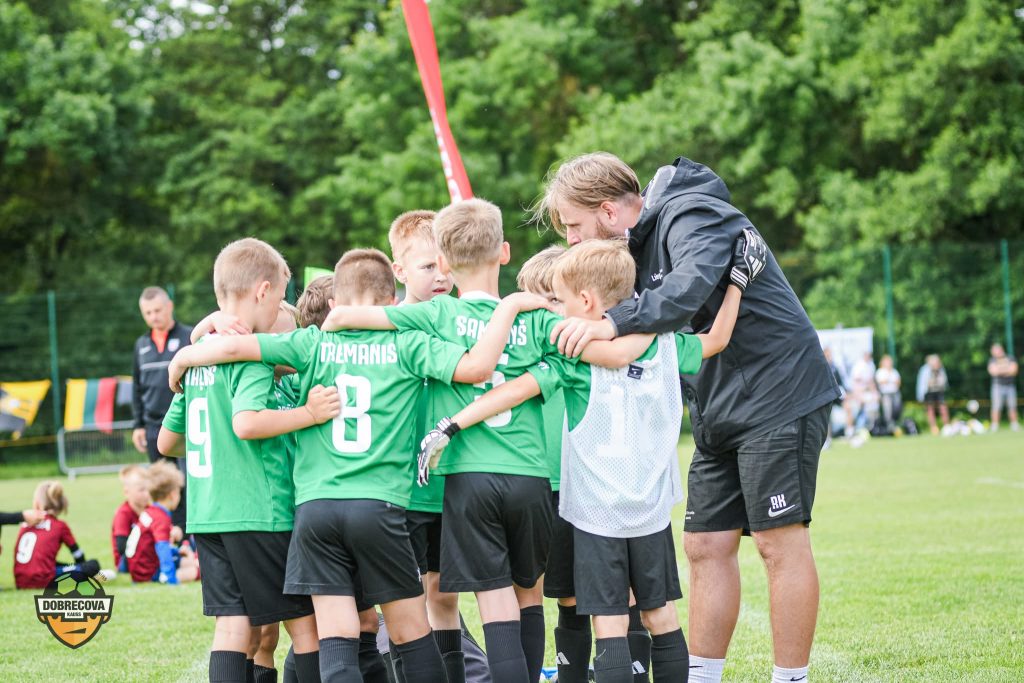 Jauniešu futbola komanda ar treneri