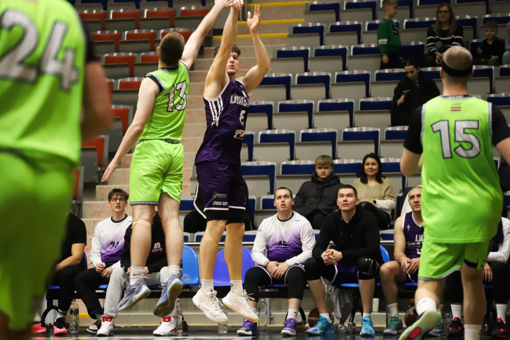 Basketbolisti uz laukuma