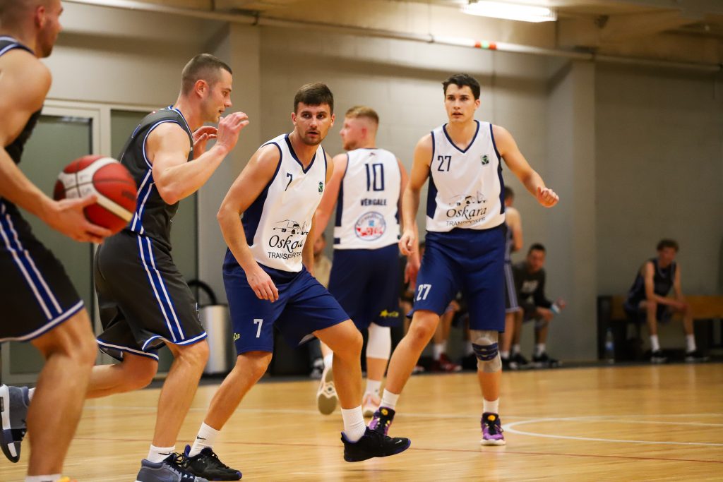 Basketbolisti cīnās par iespēju saņemt bumbu