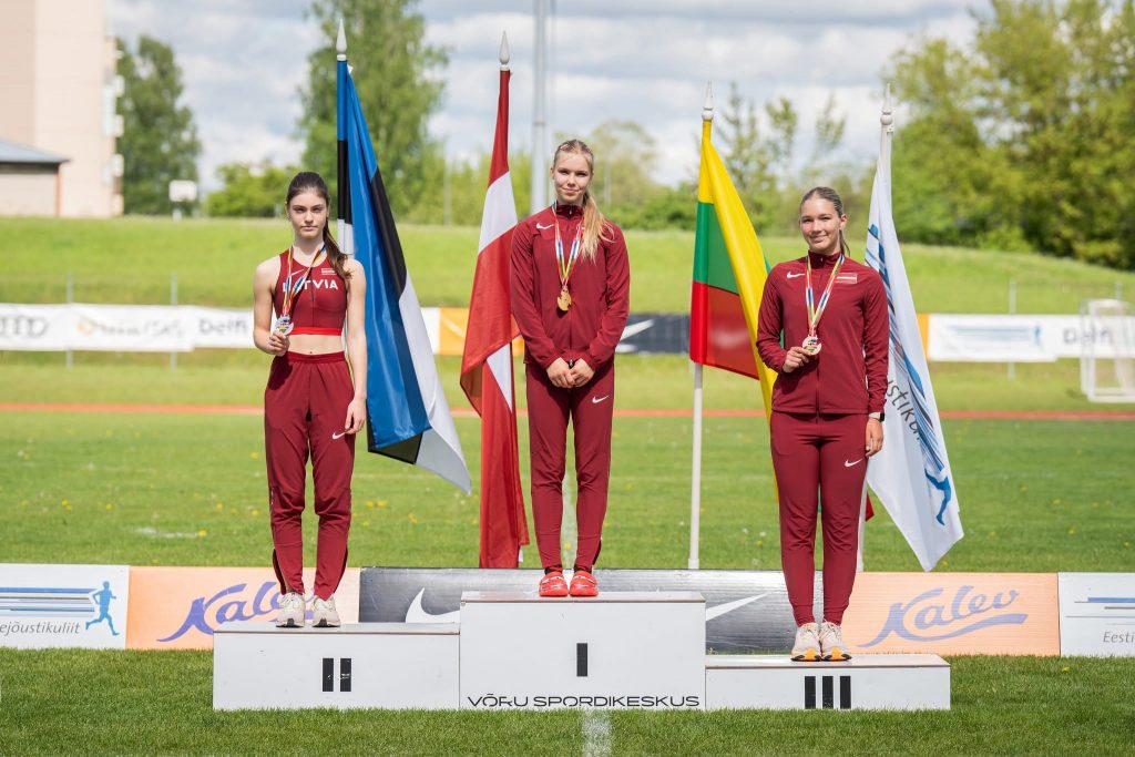 Daudzcīņas sportistes uz goda pjedestāla
