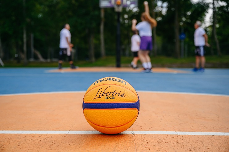 Basketbola bumba uz laukuma