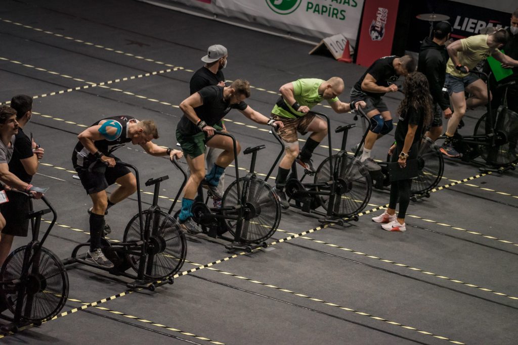 Vīri sacensībās uz velo trenažieriem