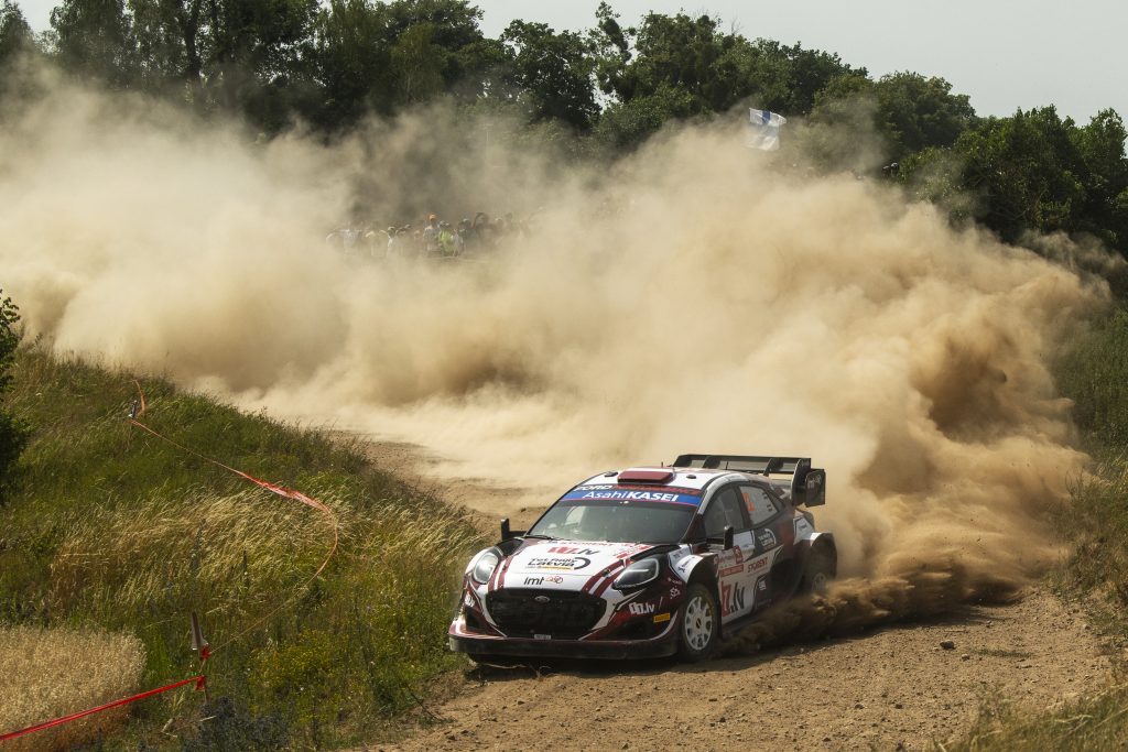 Rallija mašīna uz ceļa