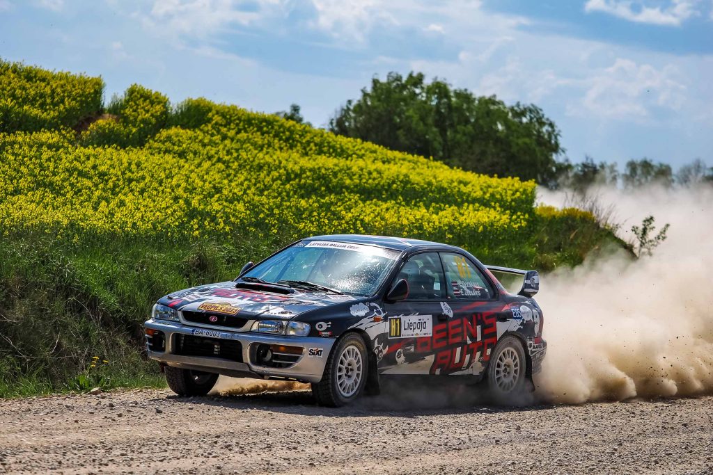 Rallija mašīna uz zemes ceļa