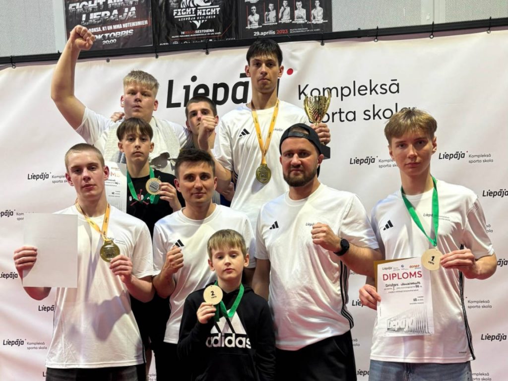 Boksa turnīra dalībnieki ar medaļām