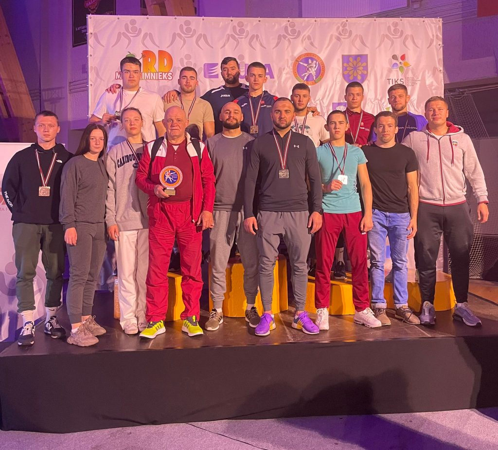 Cīņas sporta veida sportisti uz goda pjedestāla