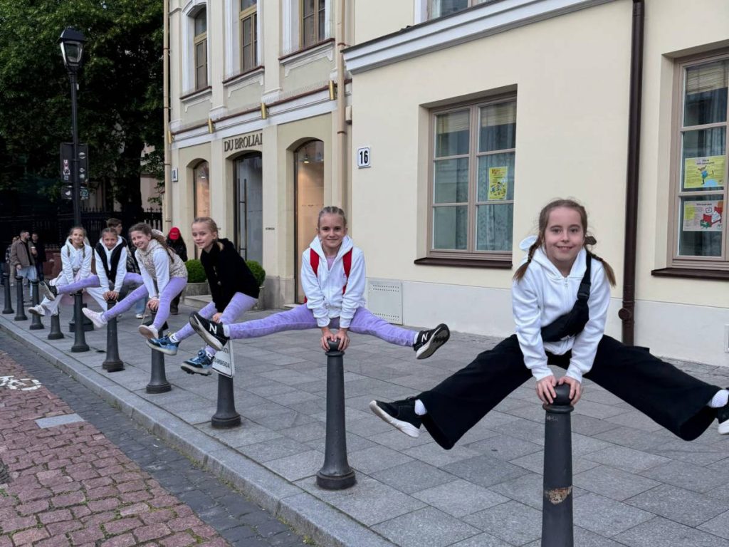 Sporta vingrotājas rāda trikus uz ielas