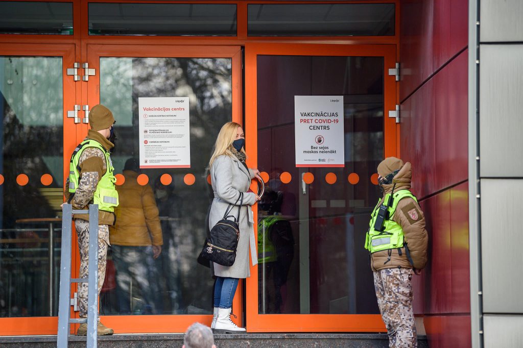 Cilvēki stāv pie Liepājas vakcinācijas centra